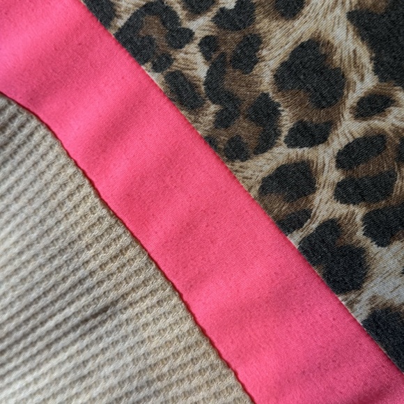 5/$25 Large leopard Top - Picture 5 of 6